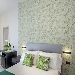 https://red-queen-naples.hotels-amalfi.com